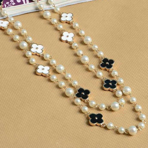 Chunky pearl necklace with four petals flower in Ivory