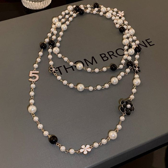 No5 and Black camellia chunky pearls necklace in Black